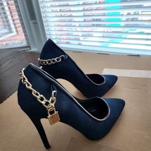 Navy blue Pumps with gold chain size 10